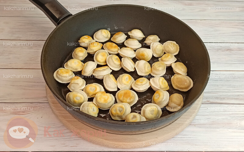 нужно ли размораживать пельмени перед жаркой на сковороде. kak zharit pelmeni post 3. нужно ли размораживать пельмени перед жаркой на сковороде фото. нужно ли размораживать пельмени перед жаркой на сковороде-kak zharit pelmeni post 3. картинка нужно ли размораживать пельмени перед жаркой на сковороде. картинка kak zharit pelmeni post 3. Не секрет, что покупные пельмени – не всегда эталон вкуса. Но даже качественные готовые пельмени иногда надоедают. Какой выход? Простой – есть их жареными! Как пожарить пельмени? Рассказываем так, чтобы всё получилось – было вкусно и не обидно за потраченное время.