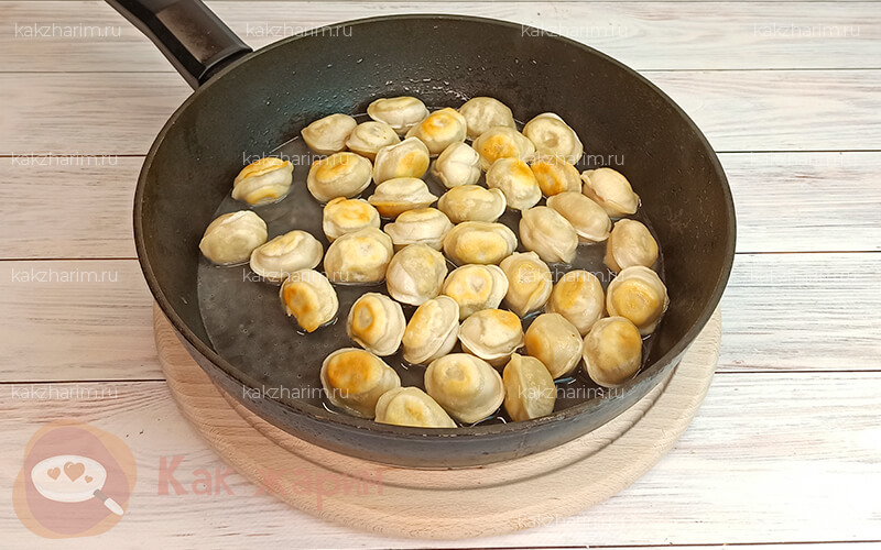 нужно ли размораживать пельмени перед жаркой на сковороде. kak zharit pelmeni post 4. нужно ли размораживать пельмени перед жаркой на сковороде фото. нужно ли размораживать пельмени перед жаркой на сковороде-kak zharit pelmeni post 4. картинка нужно ли размораживать пельмени перед жаркой на сковороде. картинка kak zharit pelmeni post 4. Не секрет, что покупные пельмени – не всегда эталон вкуса. Но даже качественные готовые пельмени иногда надоедают. Какой выход? Простой – есть их жареными! Как пожарить пельмени? Рассказываем так, чтобы всё получилось – было вкусно и не обидно за потраченное время.