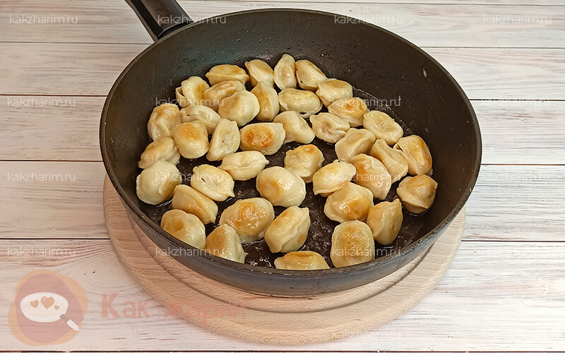 нужно ли размораживать пельмени перед жаркой на сковороде. kak zharit pelmeni post 6. нужно ли размораживать пельмени перед жаркой на сковороде фото. нужно ли размораживать пельмени перед жаркой на сковороде-kak zharit pelmeni post 6. картинка нужно ли размораживать пельмени перед жаркой на сковороде. картинка kak zharit pelmeni post 6. Не секрет, что покупные пельмени – не всегда эталон вкуса. Но даже качественные готовые пельмени иногда надоедают. Какой выход? Простой – есть их жареными! Как пожарить пельмени? Рассказываем так, чтобы всё получилось – было вкусно и не обидно за потраченное время.